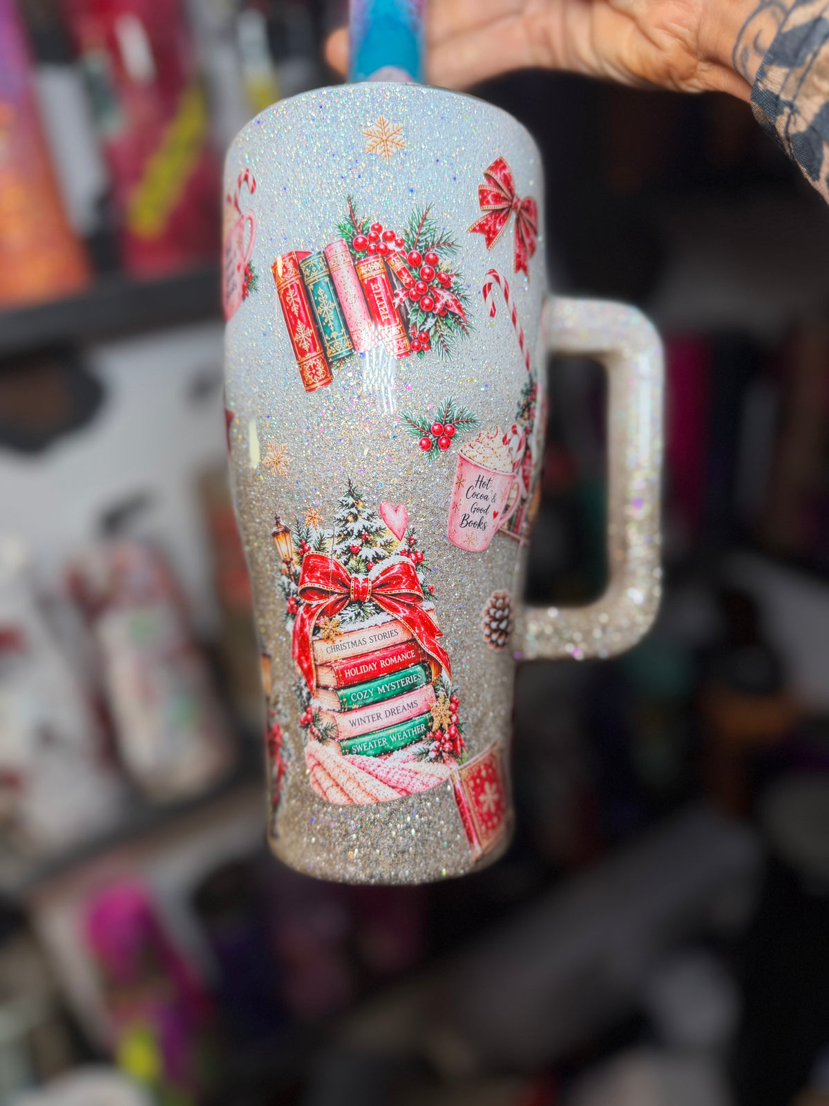 32 oz - Christmas & reading is my happy place